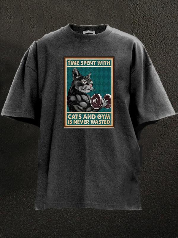Zeit, die man mit Katzen und im Fitnessstudio verbringt, ist nie verschwendet. Gewaschenes Fitness-T-Shirt - Gymfit